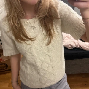 Stickad T-shirt 🤍🤍 - Den är smått glittrig⚡️🤍