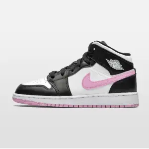 Säljer mina Jordans i färgen ”Light Arctic Pink” de är sparsamt använda och inga defekter. Köptes i Göteborg på Pardon My kicks för 2800kr, har även kvar lådan till skorna. Skriv för egna bilder.