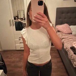 Söt linne - Gulligt linne med volanger på ärmarna. Stolek 170 men passar mig som har xs.