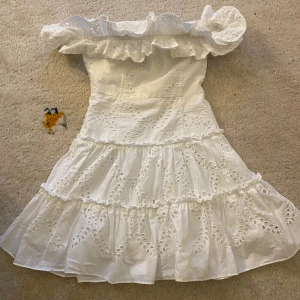 Vit zara klänning - Jättefin sommarklänning från zara! Köpte den förra sommaren och har bara använt några gånger. Perfekt skick, precis som ny! Ordinarie pris 699kr, dm om ni har frågor❤️