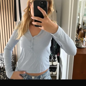 Ljusblå tröja  - Så gullig ljusblå tröja med knapp detaljer från NA-KD 🤍