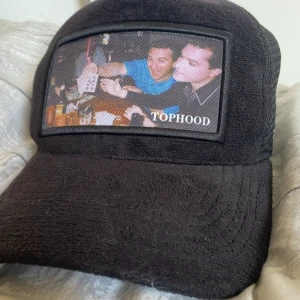 Velvet keps  - En snygg Velvet keps från top Hood den är i skick 8/10 (köpt för 550 säljs för 250)