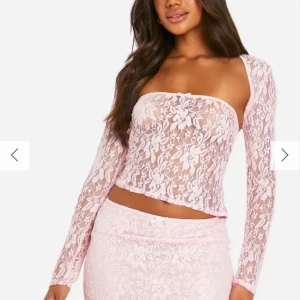 Rosa spets tröja  - Säljer denna snygga tröjan då den tyvärr är för liten för mig… Det är i storlek S men skulle säga att den är mer som en XS!