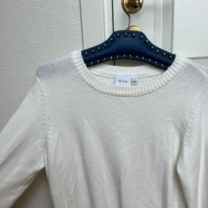 Vila tröja⭐️⭐️ - Snygg VILA tröja!!🤍🤍använd en gång! Trivs inte i vitt, därför säljer ja den. Bra skick⭐️⭐️ hör av dig om du undrar något (pris är diskuterbart)🤍🤍🤍