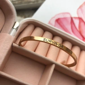 Armband  - Vackert armband med texten ”survivor”  Använd bara ett par gånger 6 cm i diameter och storleken går att justera lite