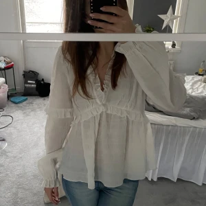 Vit blus - Säljer den här super fina vita blusen då den inte kommer till användning längre!!