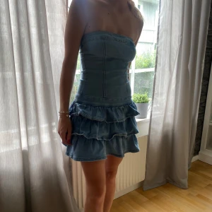 Jeansklänning - Super snygg jeansklänning i nyskick!!💙😇