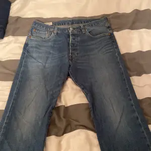 Levis 501 jeans blå, aldrig använda för små för mig, storlek 32/30. Kan frakta