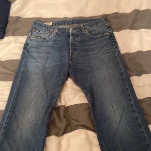 Levis 501 jeans - Levis 501 jeans blå, aldrig använda för små för mig, storlek 32/30. Kan frakta