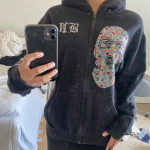 BVALDI Zip - Jättefin sparsamt använd zip tröja ifrån BVALDI! Zip tröjan är i storlek M!🖤