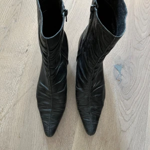 Kittenheals i stövelform storlek 38 - Vintage Kittenheals i stövelform, storlek 38. Köpta på sena 90-tal från ecco, ganska tunna så dom passar bäst på hösten och våren 