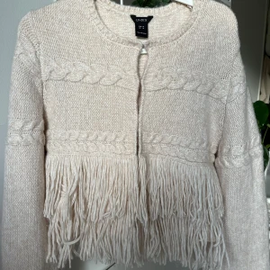 Stickar kofta  - Säljer nu denna stickade då den bara hänger i garderoben. Använd 1-2 gånger och har inga skavanker. Köparen står för frakt och tar ej emot retur om plagget inte passar 🩷 tar emot prisförslag 