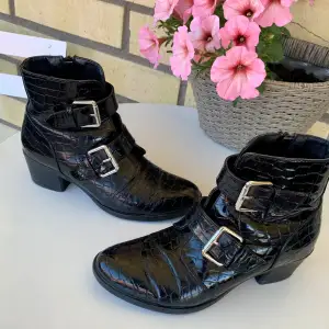 Ankel stövletter/ boots / kängor i skinande svart färg 🖤