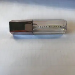 Säljer mitt oanvända Glass Slipper lipgloss från Fenty Beauty! Ursprungspris: 295kr💗