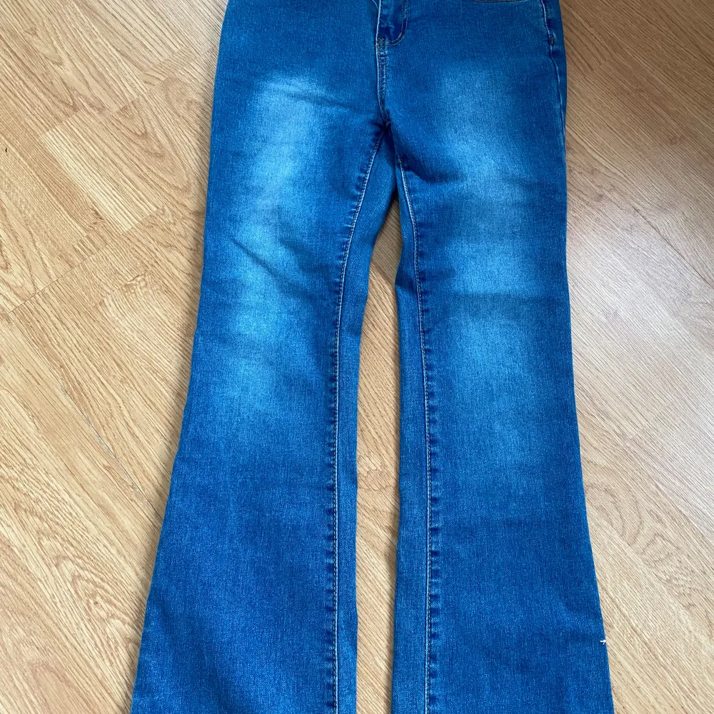 Jeans med en fjäril på fickan. Jeans & Byxor.