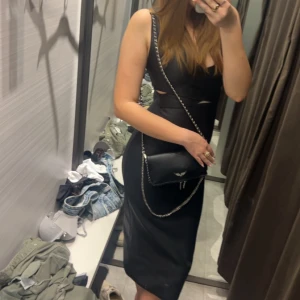 Svart kläning  - Säljer Dena svarta skinliknande kläning från zara som är oandvänd o lapar kvar på den 💋💋 skriv priv för fler bilder 