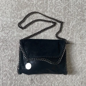 Stella McCartney  - Stella McCartney liknande väska, aldrig använd o är därav som ny😊