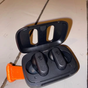 Trådlösa hörlurar  - Nya trådlösa Skullcandy hörlurar.