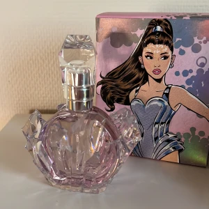 REM parfym - Ariana grande”REM” parfym, endast testad🩷köpt på Åhléns för 525kr Toppnoter: Kvitten, Fikon, Salt Karamell, Marshmallow  Hjärtnoter: Lavendel, Päronblom  Basnoter: Tonkaböna, Vit Mysk, Sandelträ