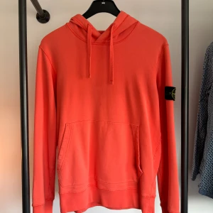 Stone island hoodie - Säljer min grymma stone island hoodie som passar perfekt nu i sommar i denna feta färg!  Säg till för fler bilder Priset ej hugget i sten