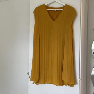 Gul enkel klänning  - Använd enstaka gång. Fint skick.  Skirt tyg med underklänning.