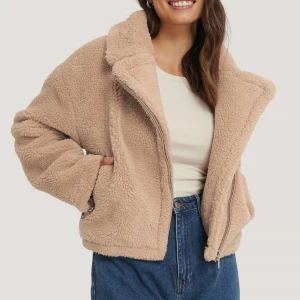 Teddy jacket  - Säljer Teddy jacket från NA-KD. Använt den fåtals gånger så den är som ny. Är i väldigt bra skick. Säljer den för 200kr exklusiv frakt.  Hämtas i Mölndal eller i Göteborg. 