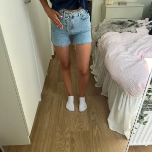 jeansshorts - I storlek xs från bikbok🥰 Köpte för 400kr