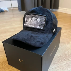 Maggiore keps (aldrig öppnad) - Maggiore s3 c7 helt ny. Aldrig öppnat kartongen den kom i. Råkade beställa tre st och behöll en av dem så det är den som e på bilden. 