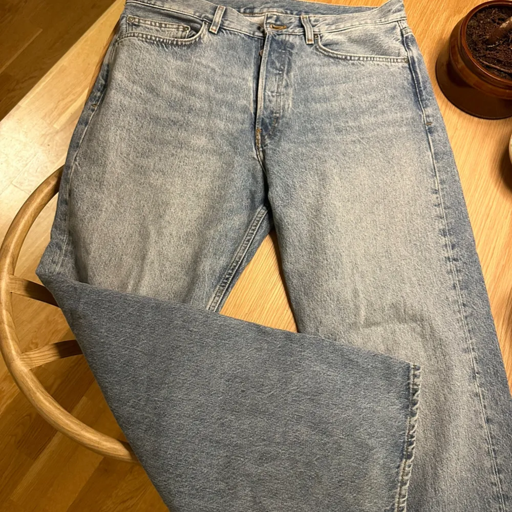 Snygga jeans från ARKET - gammal kollektion. Snygg passform , rak passform Storlek 32 . Jeans & Byxor.