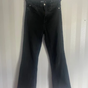 Högmidjade bootcut  - Svarta Högmidjade bootcut jeans, stl S. Helt okej skick, använda men legat ett tag. Ganska stretchiga i materialet 