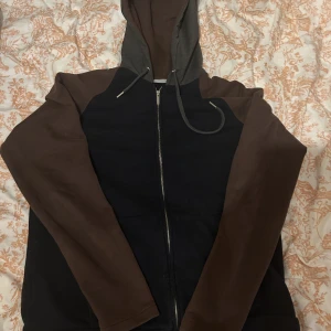 Zip hoodie - Säljer hoodie från boggi som är använd ett fåtal gånger. Perfekt skick. Ny pris 1700kr.