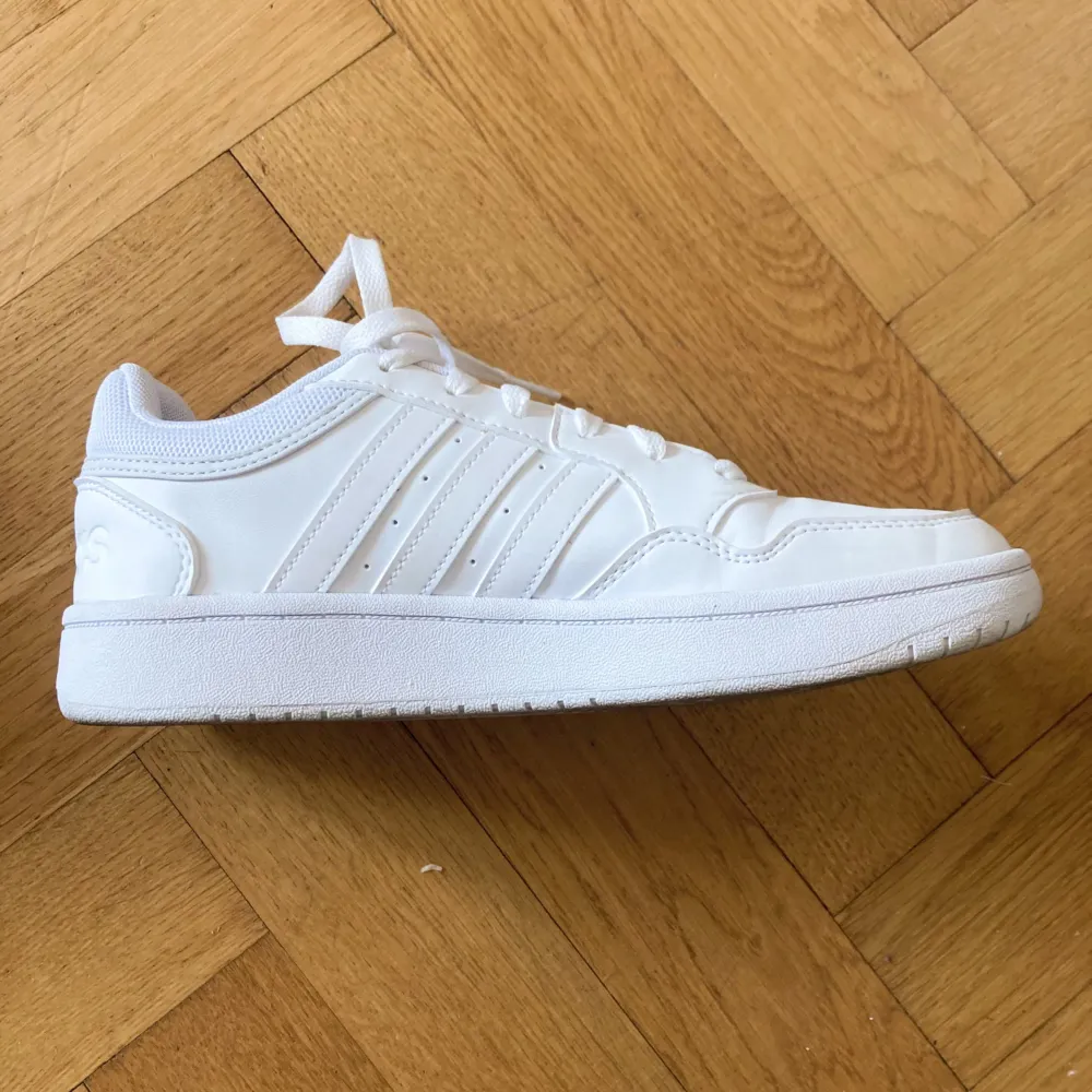 Snygga sneakers från adidas, endast använda en kort stund så det enda som är smutsigt är sulorna. Modell 