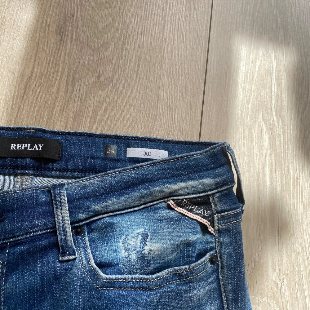 Säljer nu mina replay hyperflex jeans efter som att de har blivit för små för mig. Storleken på byxorna är W29 L30. Byxorna är i toppen skick inga fläckar och inga hål. Hör av er vid frågor 🤩👍. Jeans & Byxor.