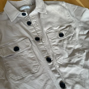 Biege overshirt  - Biege overshirt från Gabba. Använd fåtal gånger. Nypris 899. 