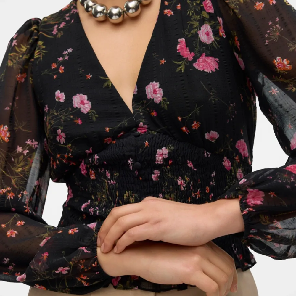 Blommig blus från vero Moda, aldrig använd då den är för liten för mig.. Puserot.
