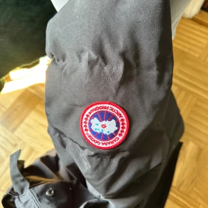 Canada goose jacka - Canada goose jacka som blivit för liten för mig, den är knappt använd då jag fick den sent i vintras. Den är i strl S men passar även M. Det finns päls till om det skulle önskas. Kan diskutera pris