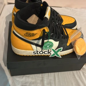 Jordan 1 Taxi - Har suttit på min hylla ett tag nu, köpt av en vän så ingen garanti att det är äkta. Kom mitt gula skosnören, stockx klistermärke samt taggen. Storlek 44.5 passar 44. Nypris på stockx är 1500 säljer för 800 pga att jag har använd de lite