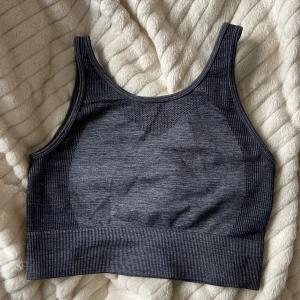Sport-bh - Säljer denna gråa sport-bh från H&M. Den är i storlek M men sitter som en S. Använd men i väldigt bra skick! Säljer den för 45kr