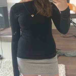 långärmad tröja - jätte snygg långärmad svart tröja, ganska så genomskinligt material! nästan aldrig använd !! köptes ifrån Nelly men märket på lappen står det ”mbyM”
