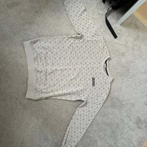 White and black patterned shirt - The item hasn’t been worn that much and has been taken care of very well. The clothing has no issues whatsoever and no damages. The item has also been cleaned very well so it’s not dirty or anything.