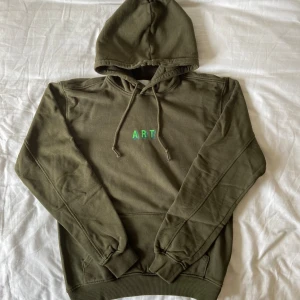 Grön hoodie  - Säljer en grön vailent hoodie med tryck som är nästan nyskick, skriv gärna om ni har ngn fundering 👌 