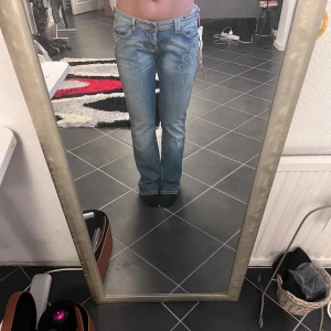 Low waisted jeans - Fina Low waisted jeans från only, aldrig använda med prislapp. Står storlek 42 längs 32 men dem är små i storlek så skulle säga 38/40 eller en M åt det större hållet, jag har normalt stolen S i jeans och dem sitter lite löst på mig. 