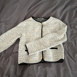 Jätte fin kofta - Super fin kofta från hm. Inga defekter endast använd en gång. Finns inte heller kvar på hemsidan, köpt för 179 kr.