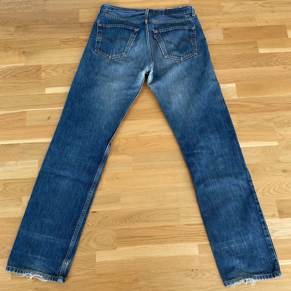 Ett par galet snygga 501:or ifrån Levis köpta secondhand på ettresex för något år sen. Är i samma skick som när de köptes, så lite slitningar tillkommer. Nypris: 1200kr. Storlek 32/34, men sitter som 30/32. . Jeans & Byxor.