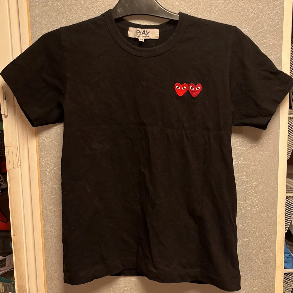 Cdg tisha i bra skick, storlek M men har kympt och passar numera S. Nypris: 1000kr hos NK Mitt pris: 349kr. T-shirts.