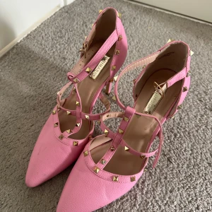 Rosa klackskor med nitar  - Rosa klackskor med nitar. Passar än 38 men skulle även säga att man kan gå upp och ner i storlek! Fint och befintligt skick. 