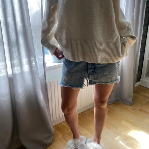 Jeanskjol - Snygg jeanskjol med slitningar🩵🙌köpt på sellpy och är uppklippt där fram av kjolen som man ser på bilderna, borde vara lätt att sy igen🙌