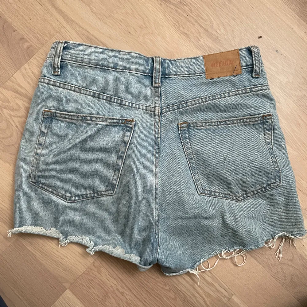 Säljer dessa supersnygga jeansshorts då dem är för små för mig🙌 Mycket bra skick💕. Shorts.