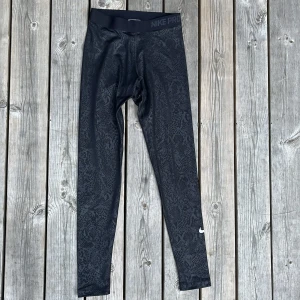 Nike pro träningsbyxor storlek S - Dessa byxor är i bra skick och knappt använda. 