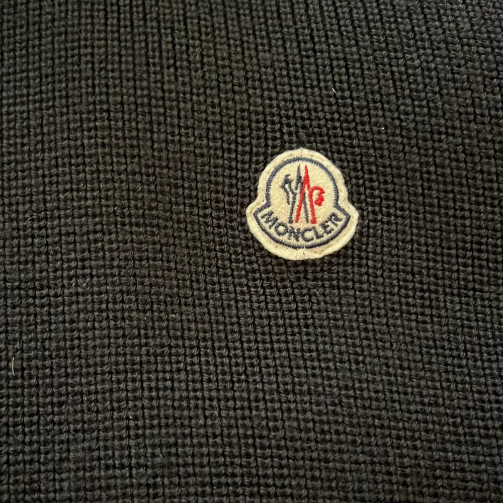 Tjena, säljer en äldre modell Moncler Cardigan som är riktigt fet. Storlek XXL. Perfekt när de blir lite kallt utomhus. Hör av dig vid minsta lilla fråga 🙋. Pris kan diskuteras. . Jackor.